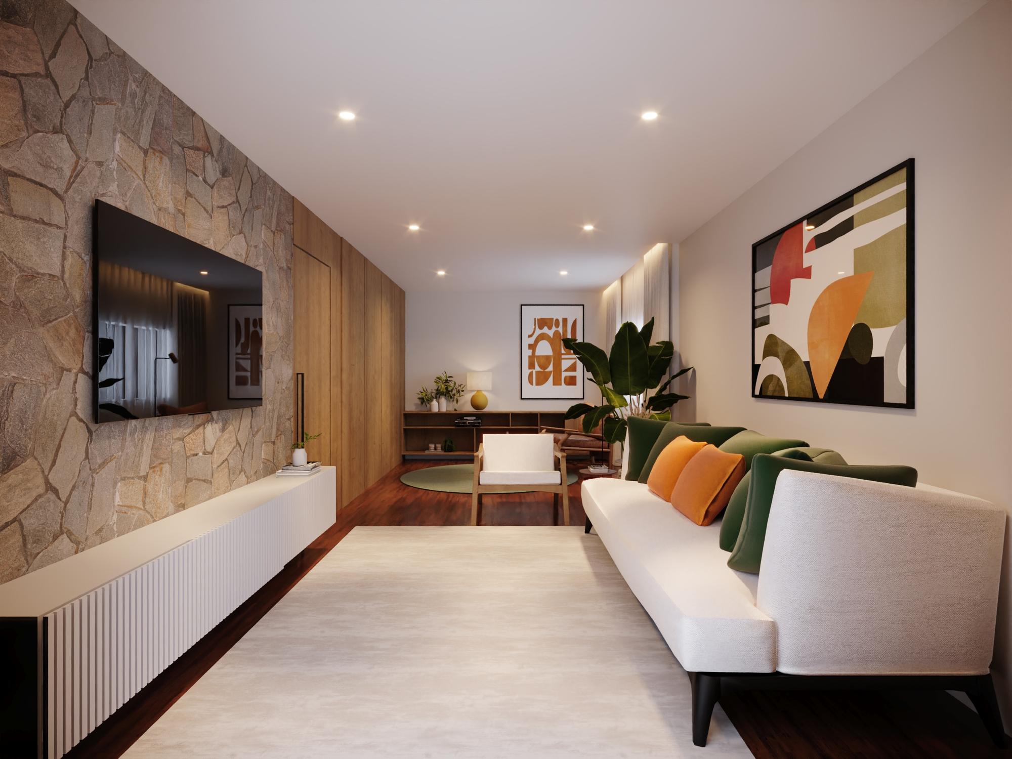 Sala de estar com parede em pedra natural, painel de madeira e sofá branco com almofadas laranja e verdes